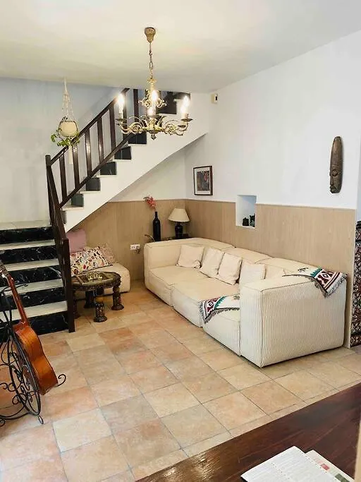 Feriehus Charming 4 Bedroom Village Home With Patio Mijas